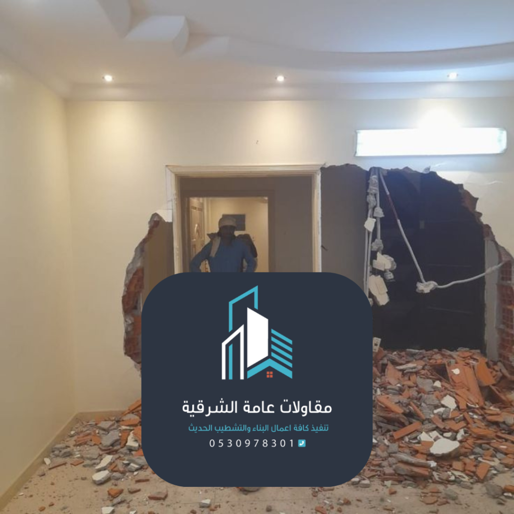 فريق مقاول ترميم أثناء تنفيذ مشروع تشطيب داخلي