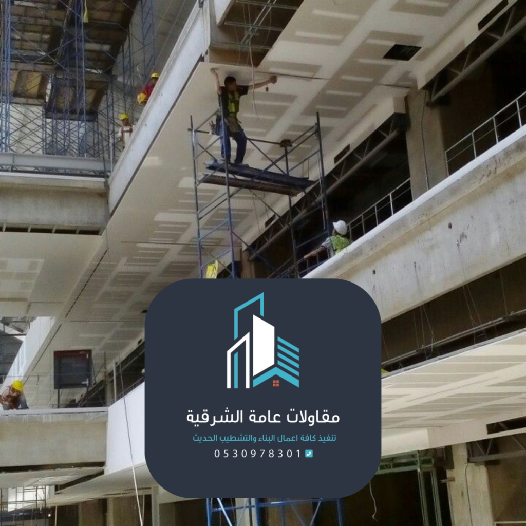 فريق ترميم مباني الدمام يجدد واجهة مبنى سكني