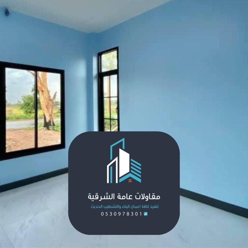 محترف ينفذ مشروع دهانات في أحد المنازل بمدينة الدمام