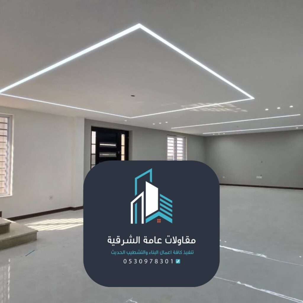 صباغة يقوم بطلاء جدار داخلي في الخبر